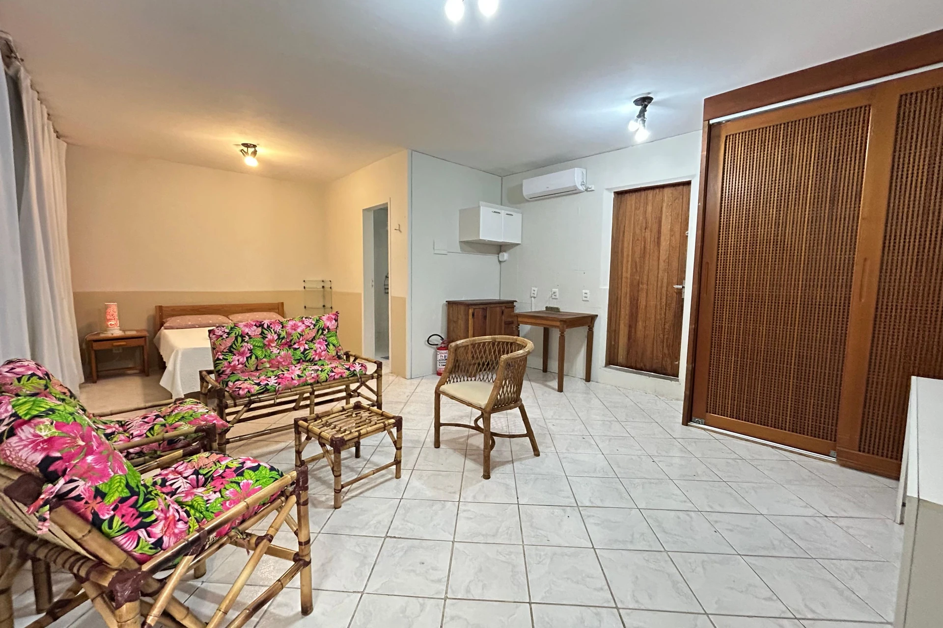 One-bedroom apartment with a home office in Florianópolis