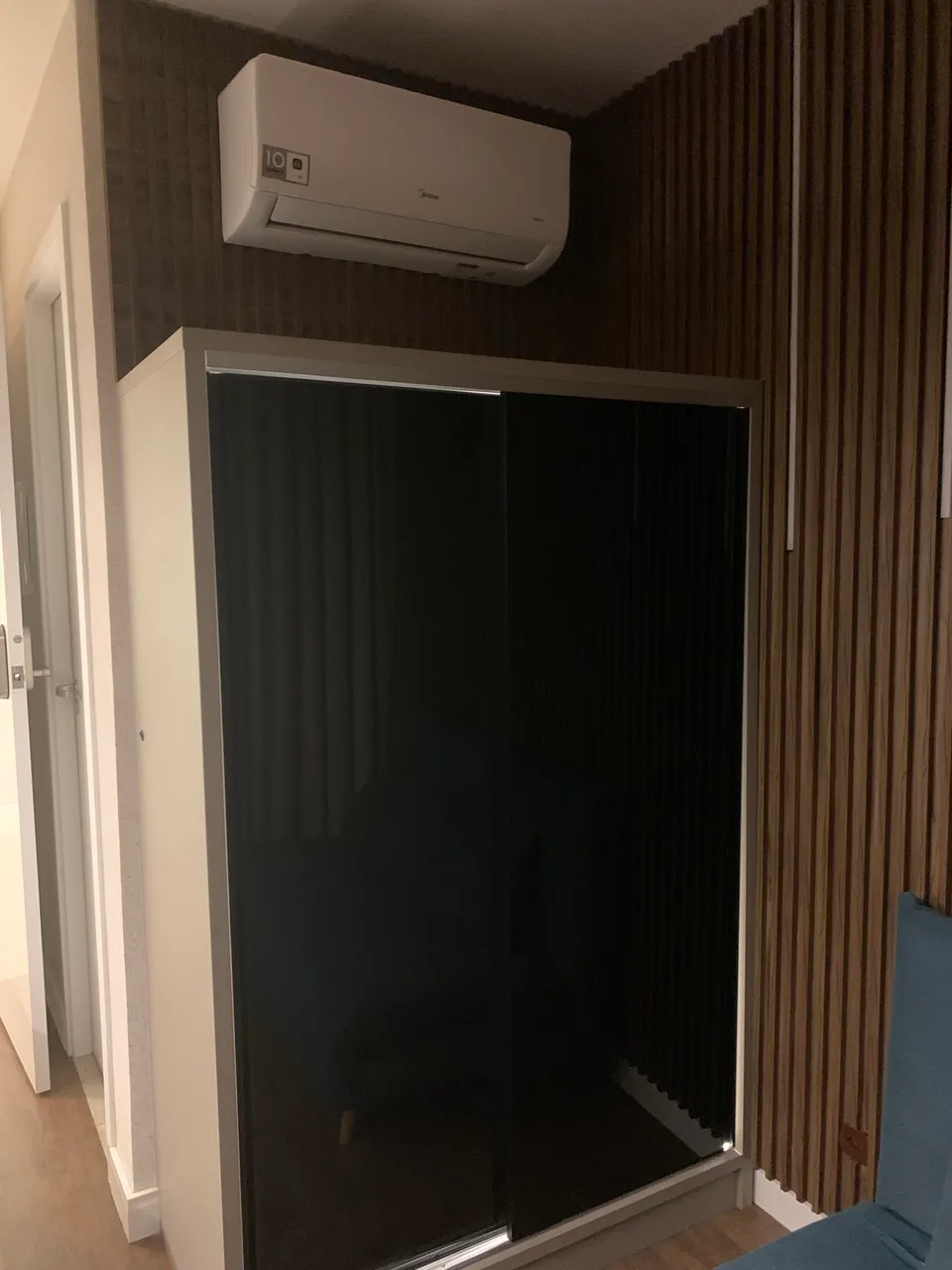 Unfurnished 1-bedroom apartment with a glass shower — photo 13