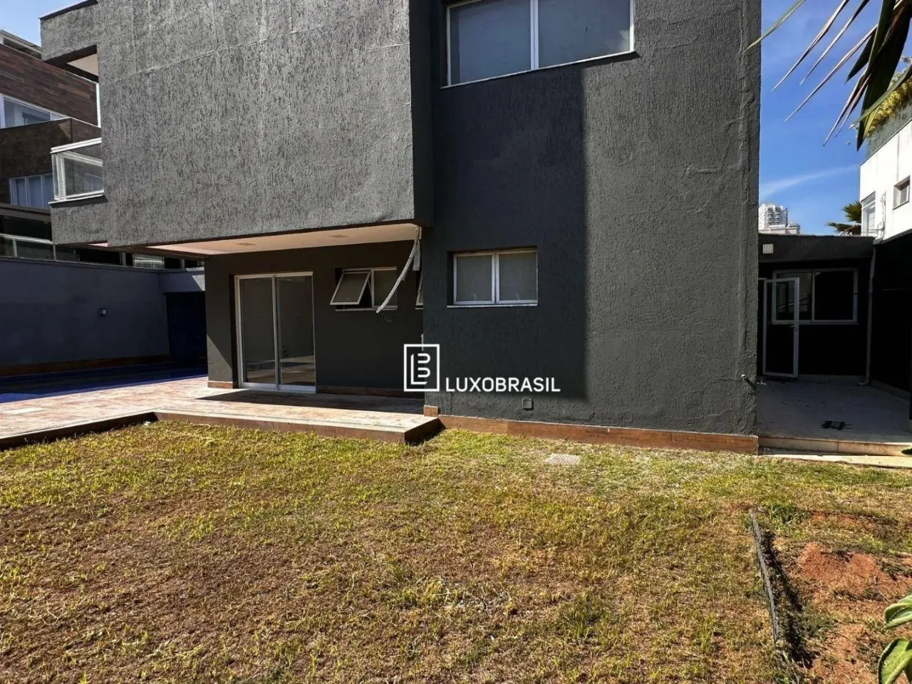 Unfurnished house with fitted kitchen and balcony — photo 10