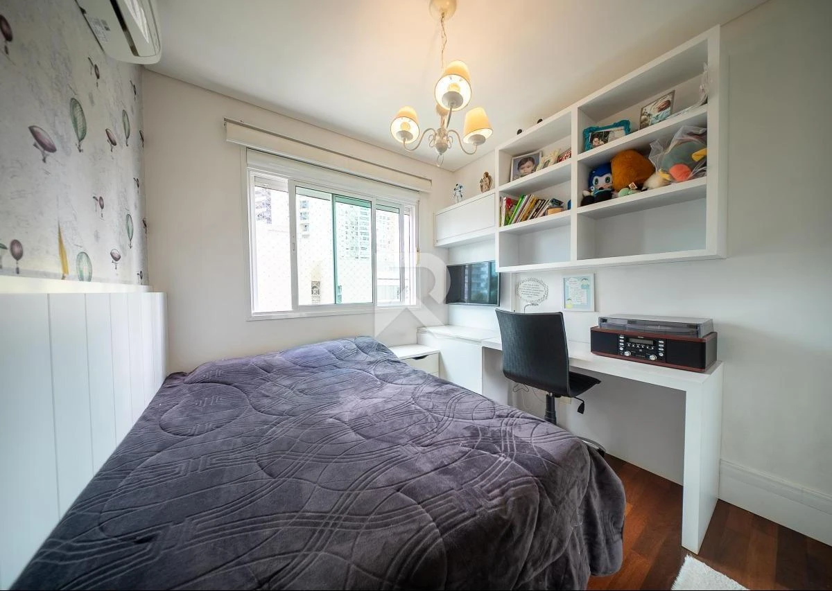 Балкон з грилем та 4 спальні: квартира 186 м² — photo 3