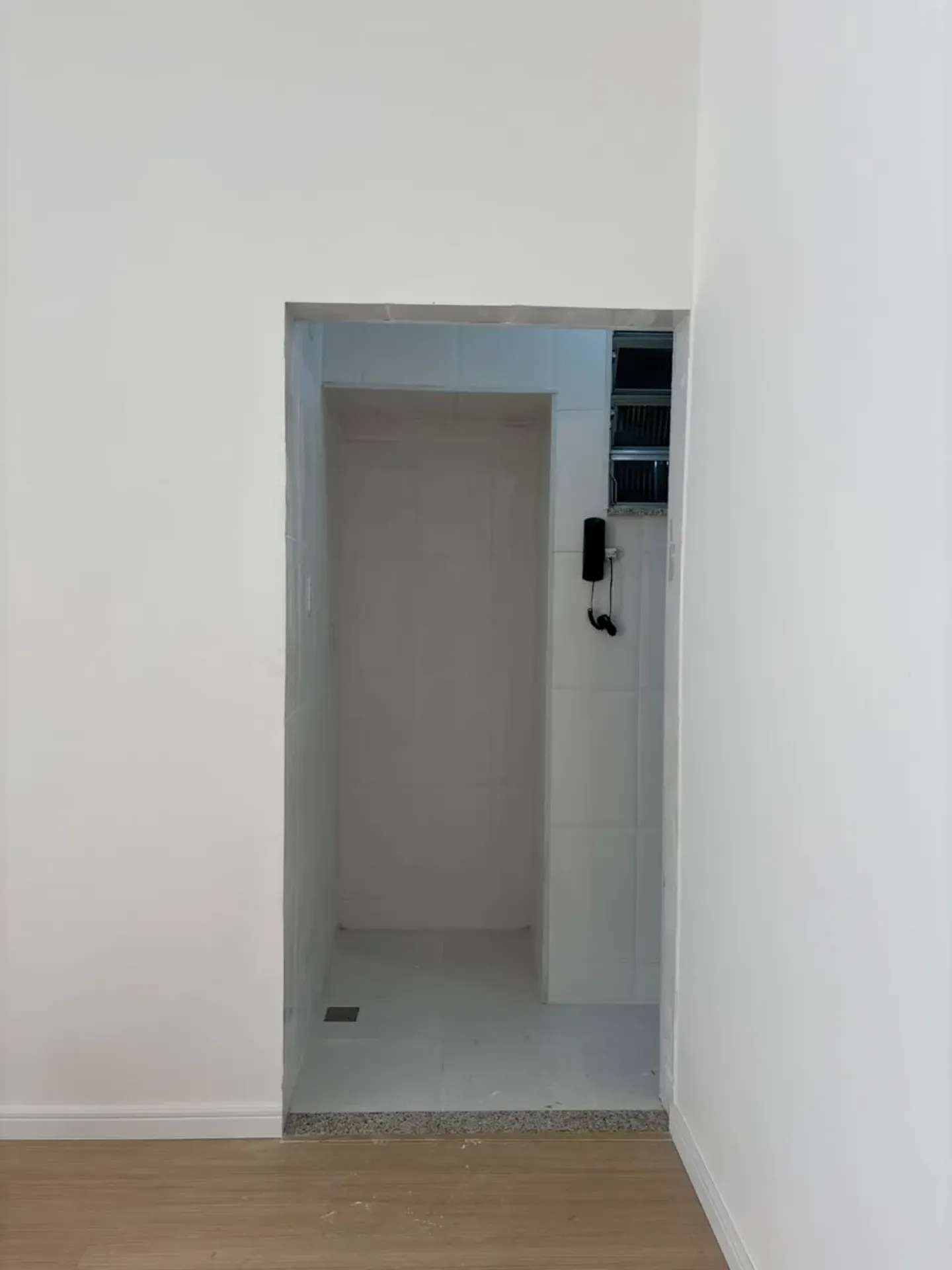 Wood or laminate floors in a one-bedroom apartment, 37 m² — photo 37