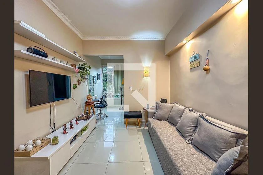 Furnished 1-bedroom apartment with enclosed balcony