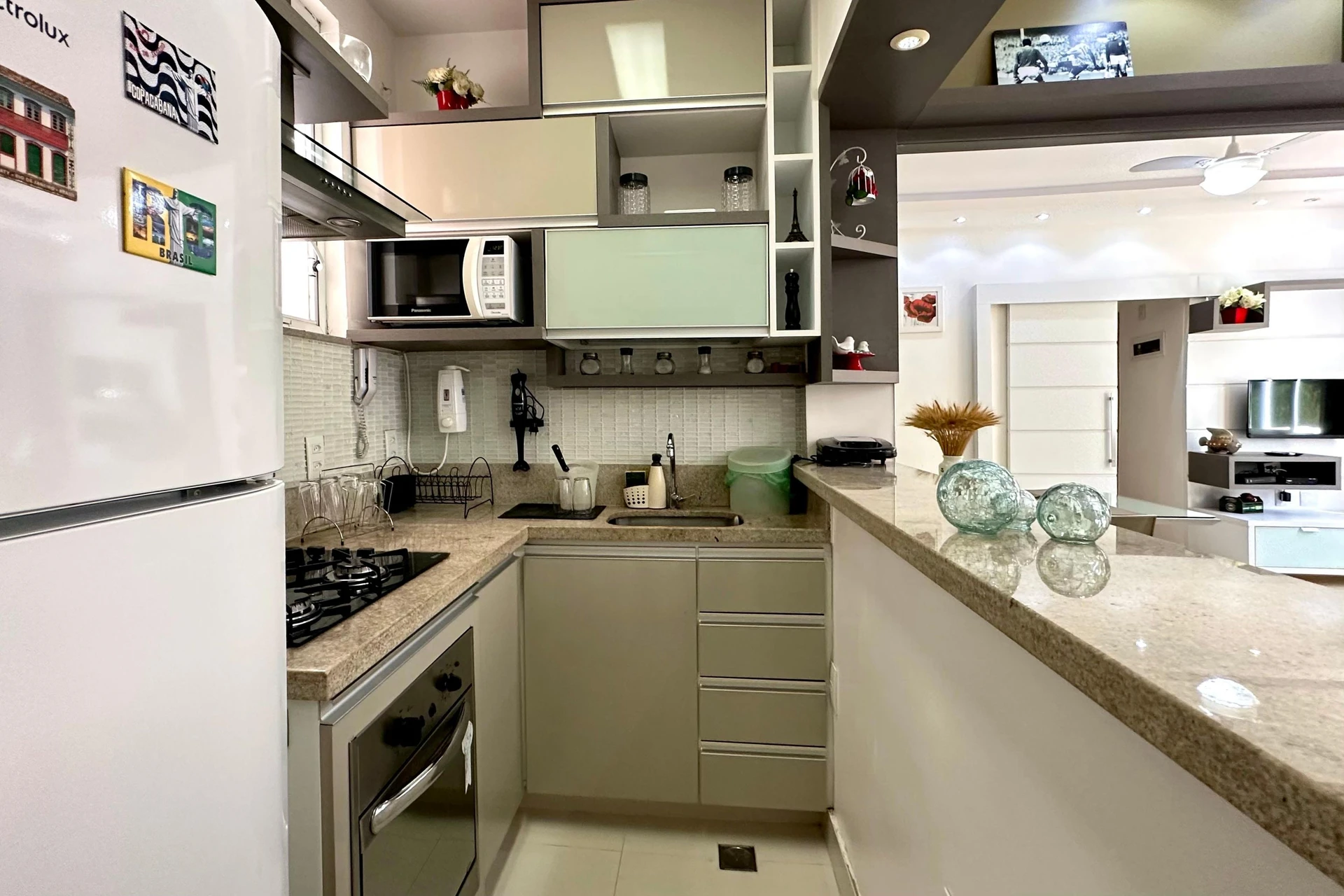 Apartamento mobiliado de 1 quarto com cozinha integrada — photo 2