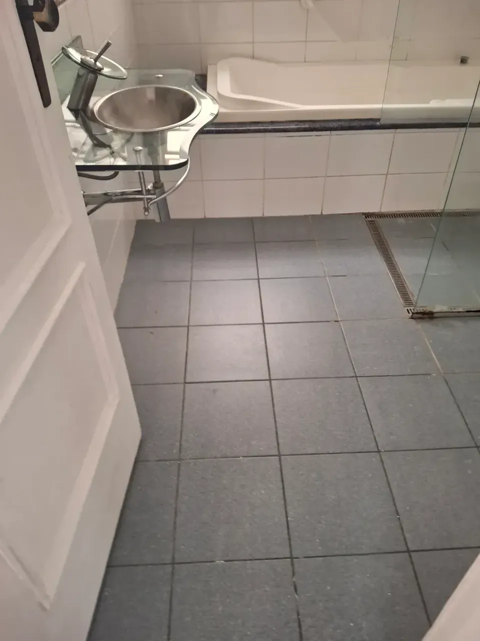 Unfurnished 3-bedroom apartment with 24-hour concierge — photo 17