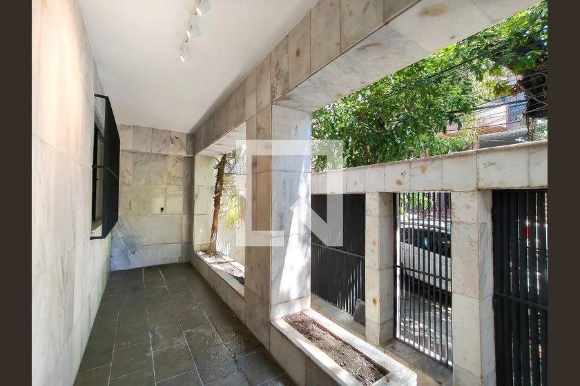 Rental house with 5 bedrooms and a balcony — photo 24