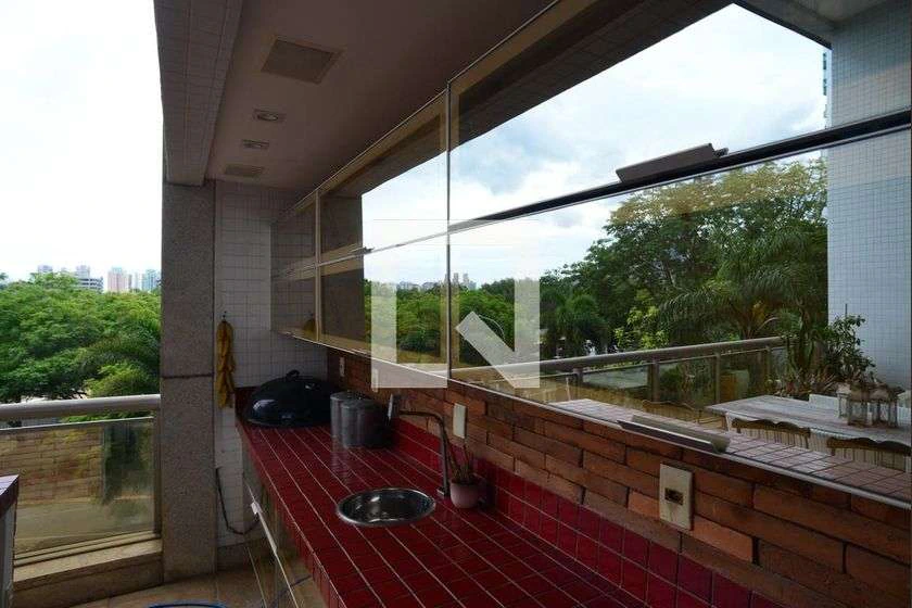 4-bedroom apartment with enclosed glass balcony — photo 11
