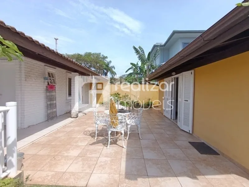 4-bedroom house with a garden — photo 3