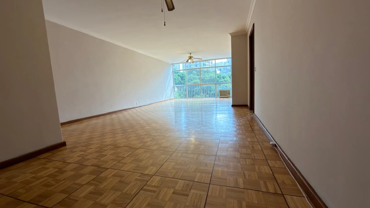 Wood or laminate floors in a 3-bedroom apartment, 157 m² — photo 19