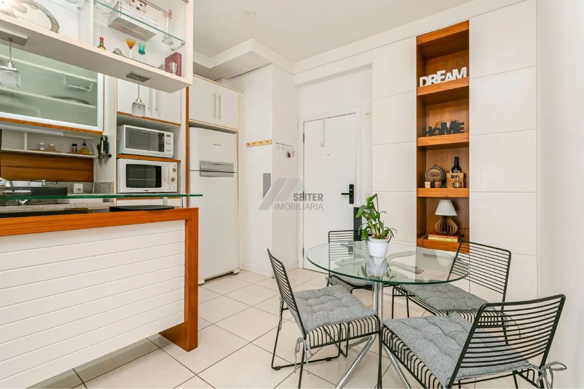 Furnished 2-bedroom apartment with open-plan kitchen