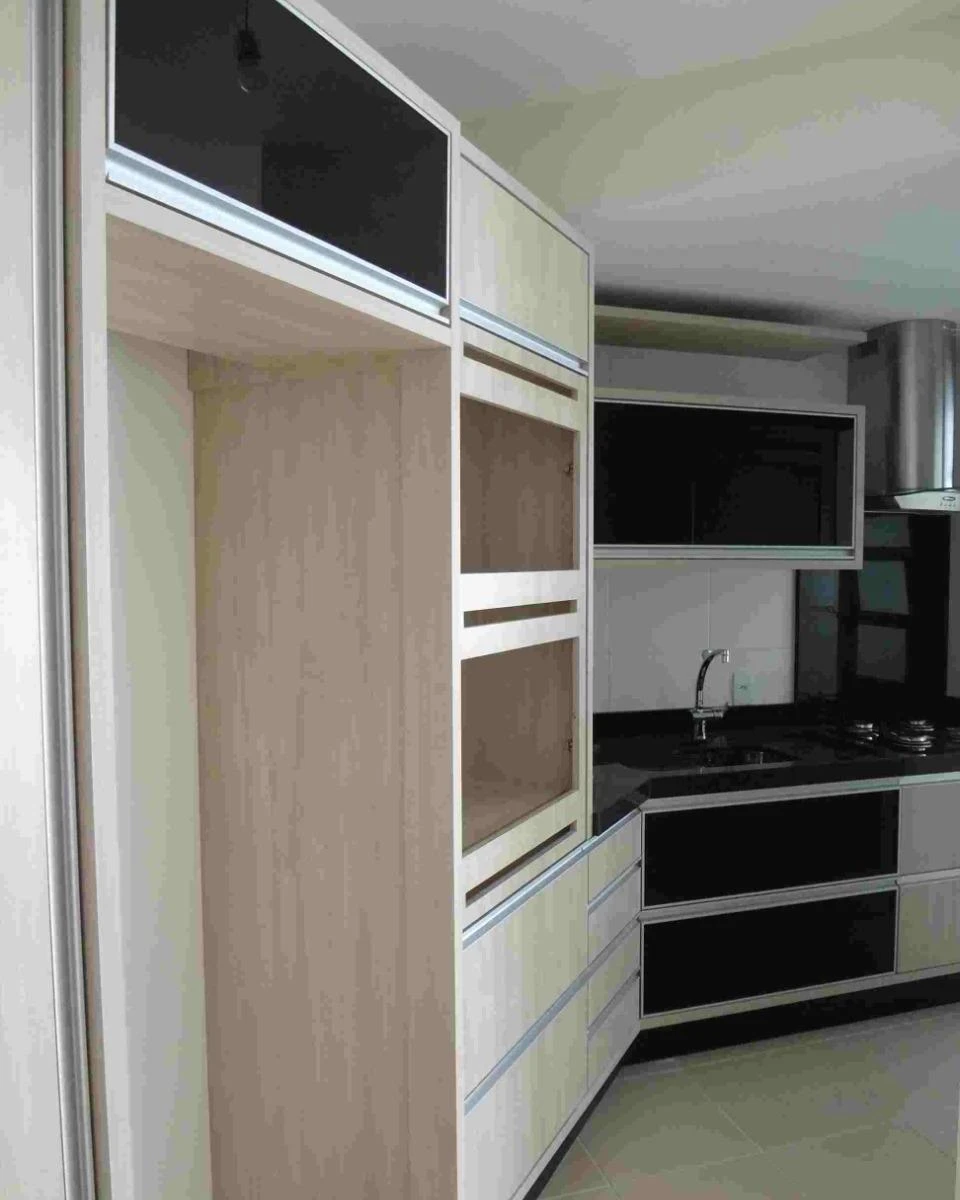 Balcony with a grill in a 2-bedroom apartment, 69 m² — photo 4