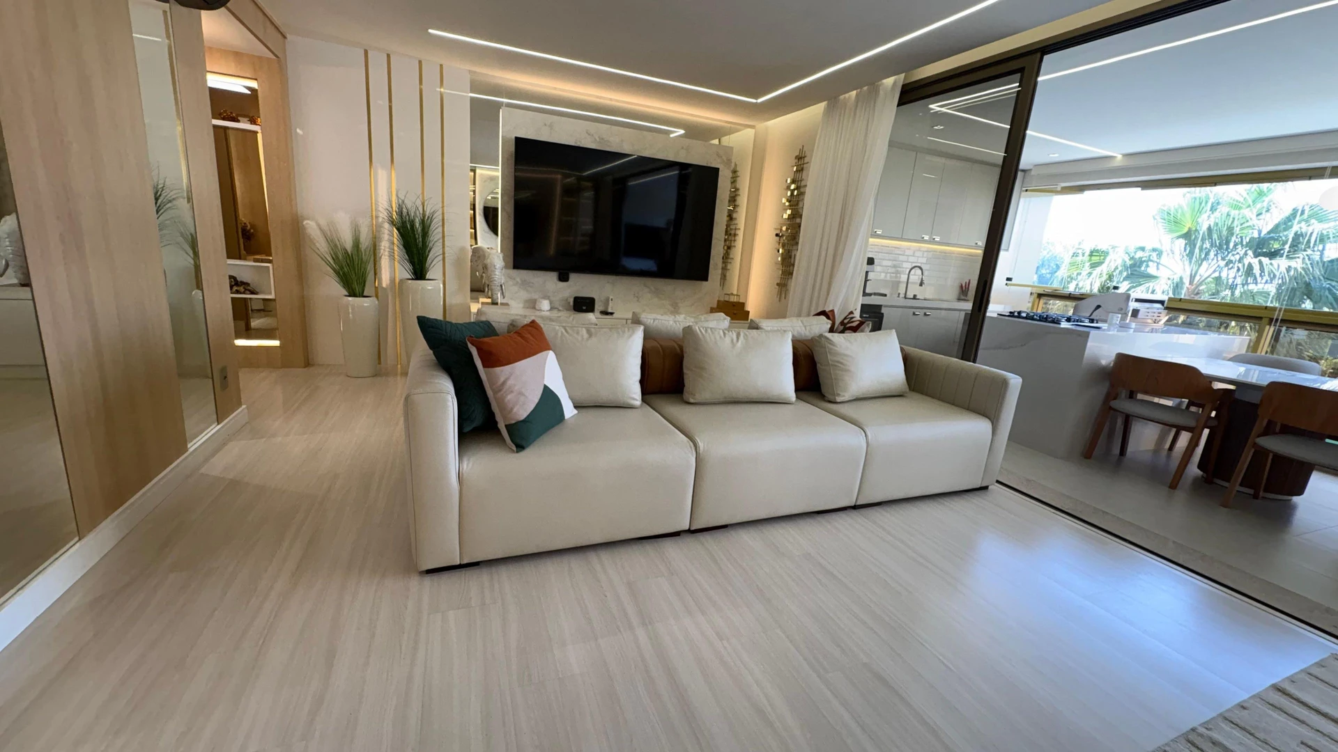 Jacuzzi in a 5-bedroom apartment, 217 m² — photo 4