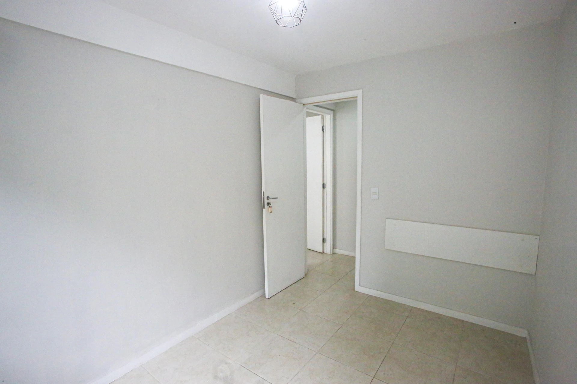 Balcony with a grill in a 2-bedroom apartment, 60 m² — photo 25