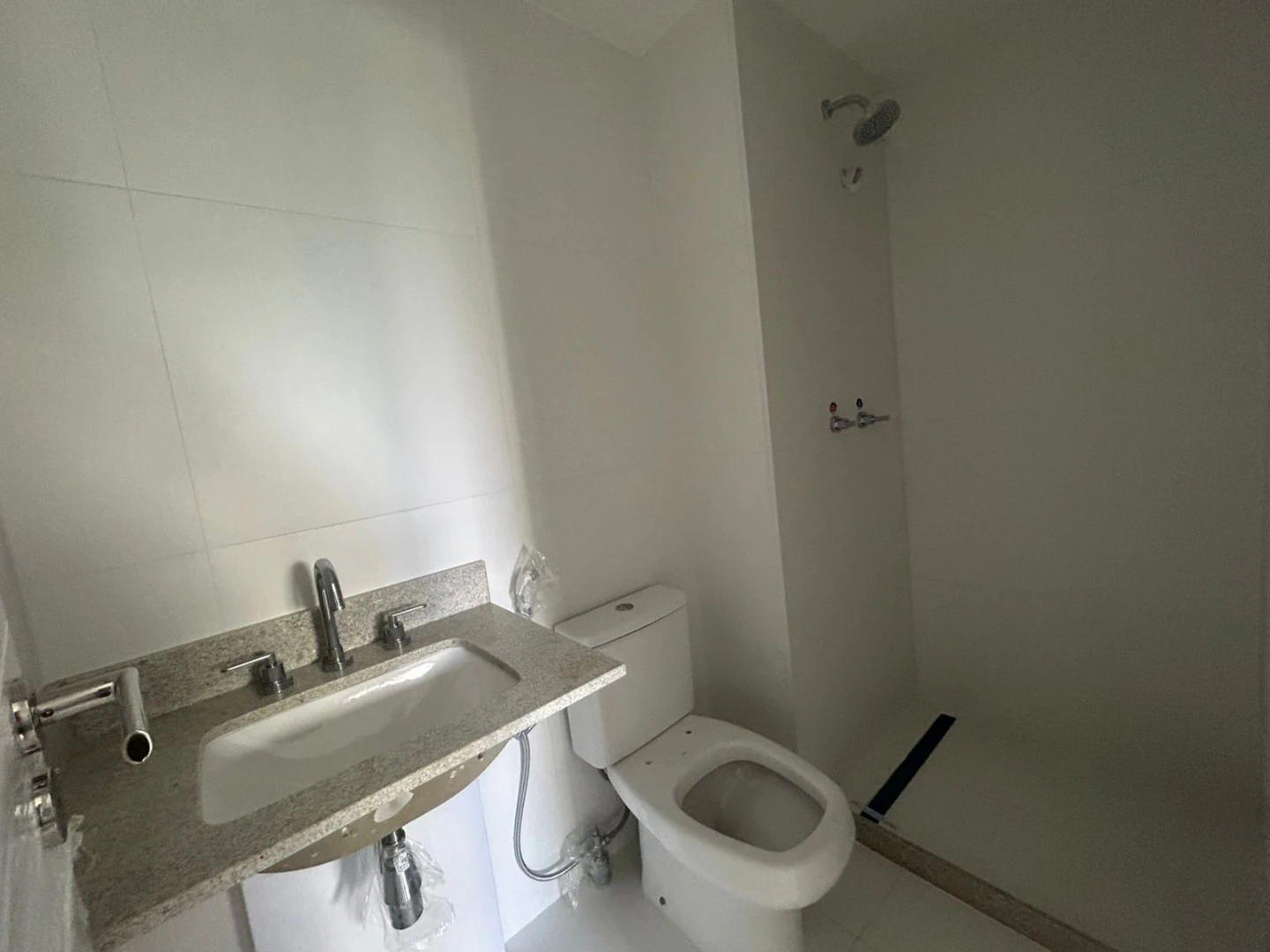 2-bedroom apartment with suite and glassed balcony — photo 13