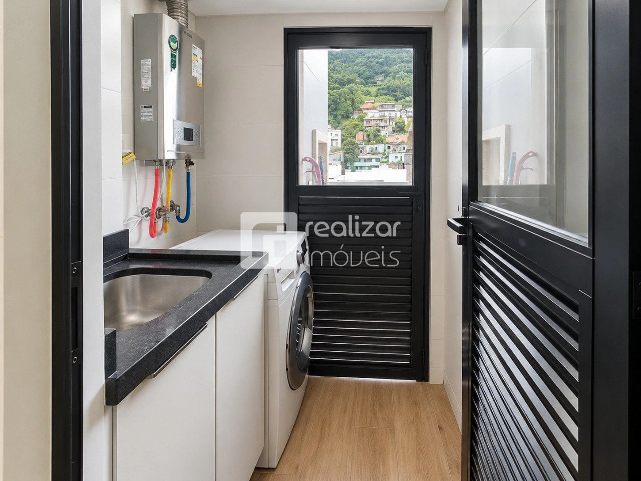 Furnished apartment, 39 m², with a grill on the balcony — photo 8