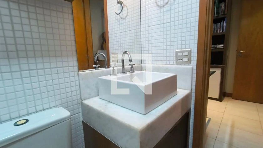 3-bedroom apartment in a building with a gym — photo 42