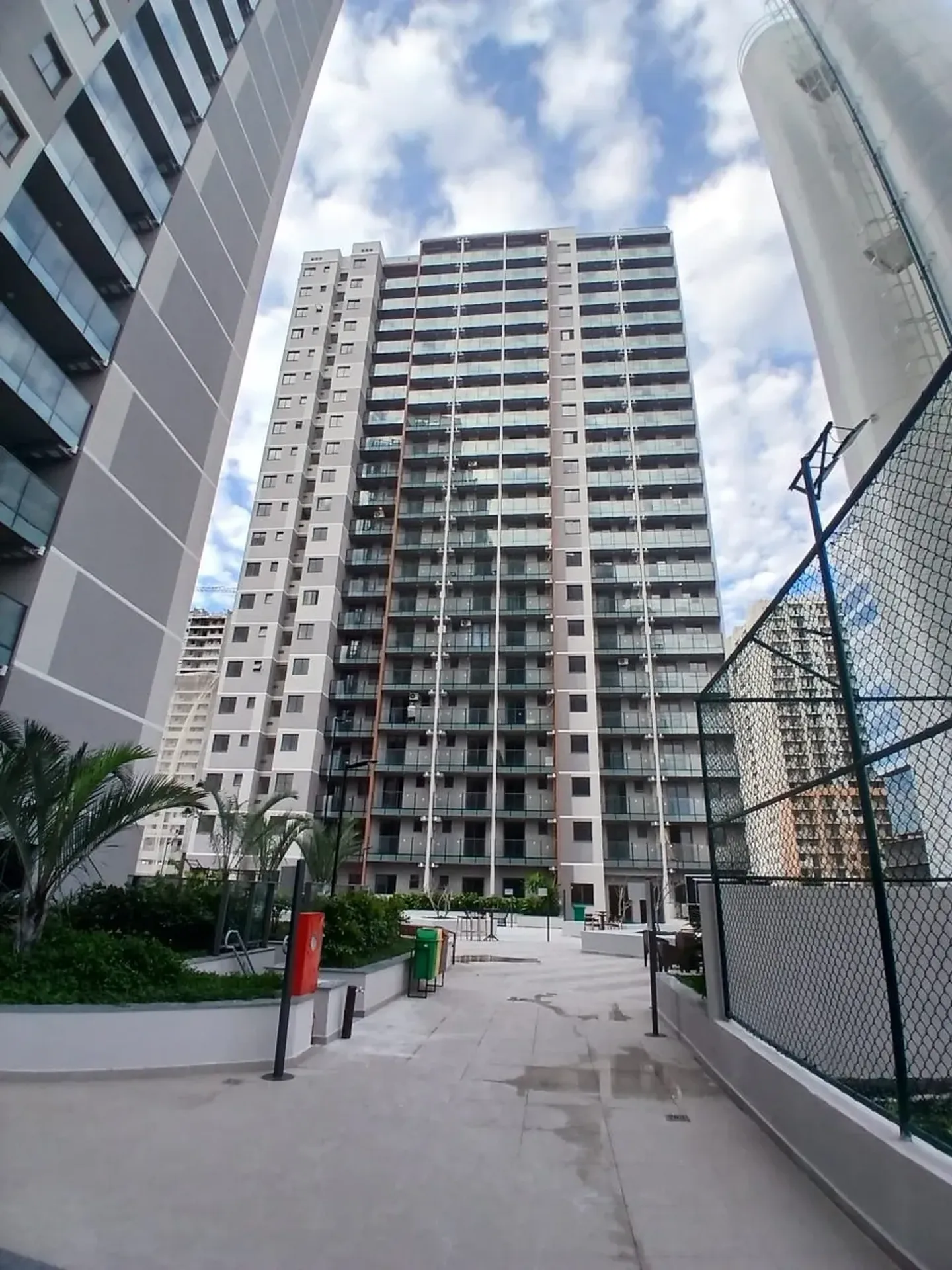 Unfurnished apartment with separate kitchen and 2 parking — photo 25