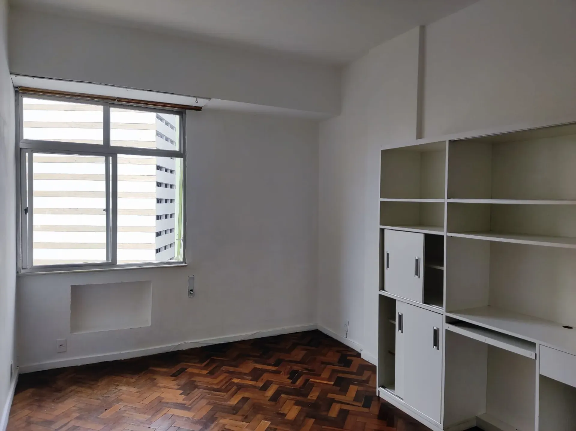 Studio com piso de madeira ou laminado, Centro — photo 4