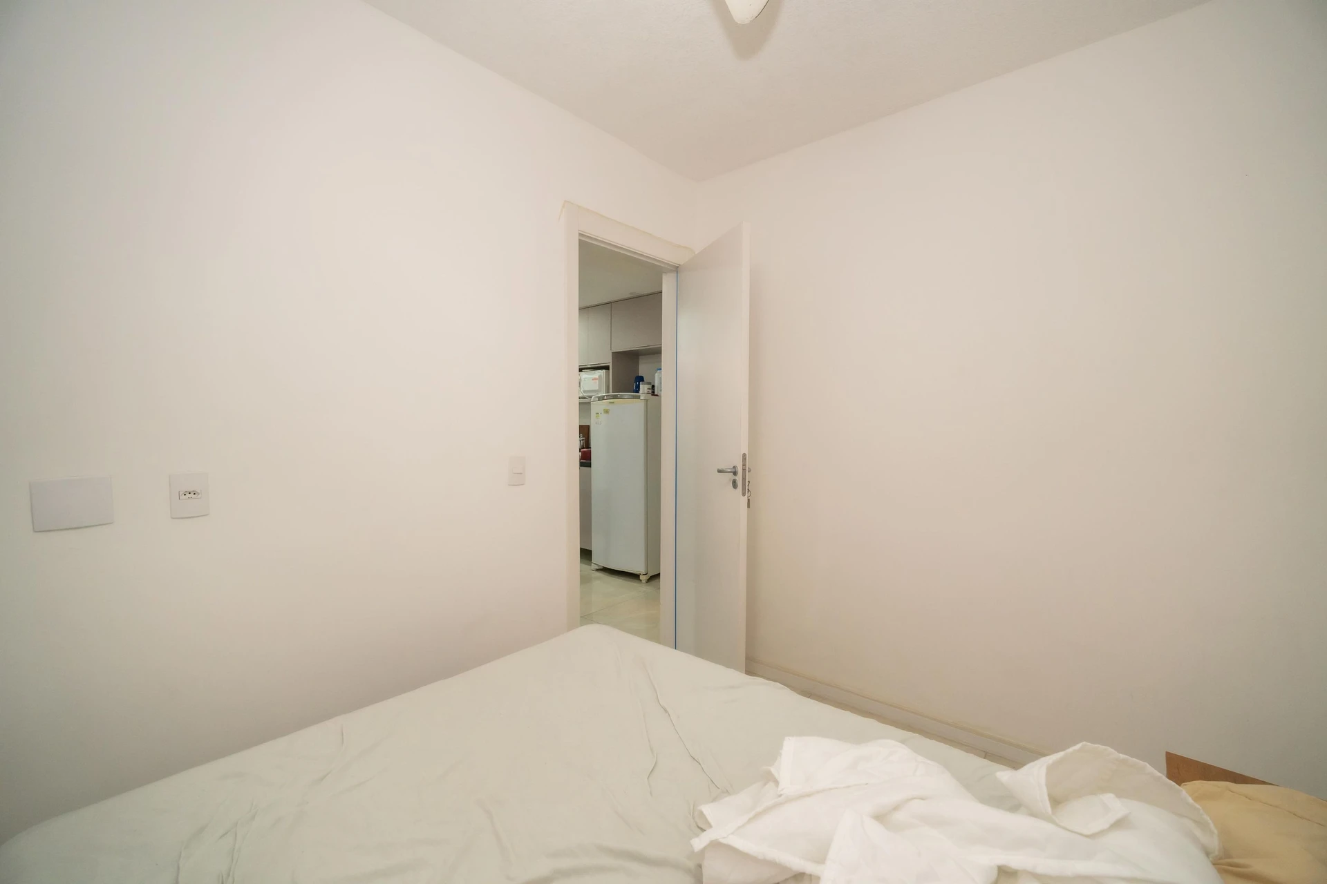 2-bedroom apartment in a building with a gym — photo 11