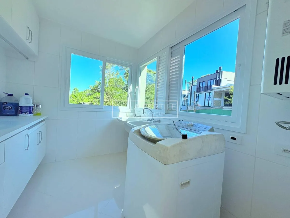 Будинок на 5 спалень із 2 ванними при кімнаті, 400 м² — photo 35