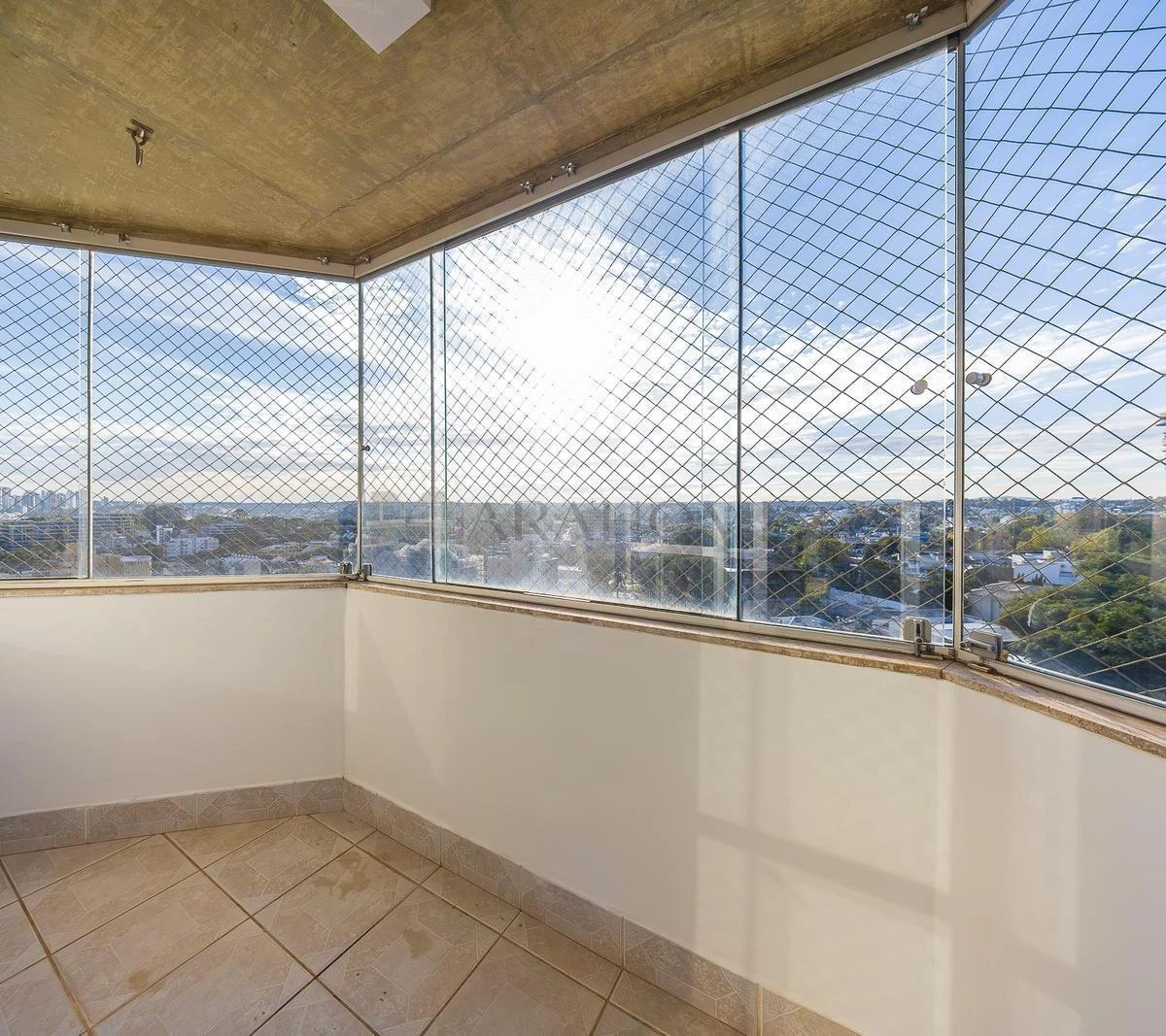 4-bedroom apartment with a bathtub in Curitiba — photo 20
