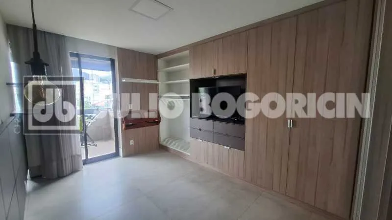 4-bedroom apartment with floor-to-ceiling windows — photo 3