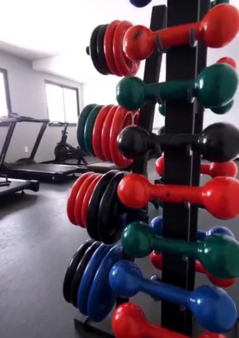 2-bedroom apartment in a building with a gym — photo 7