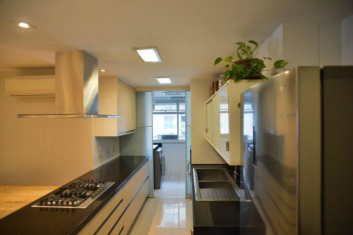 3-bedroom apartment with a glass-enclosed balcony — photo 22