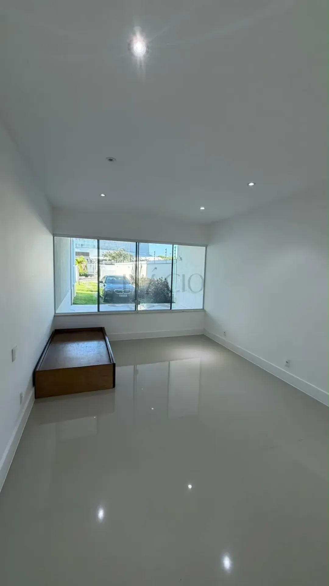House, 950 m², with floor-to-ceiling windows — photo 10
