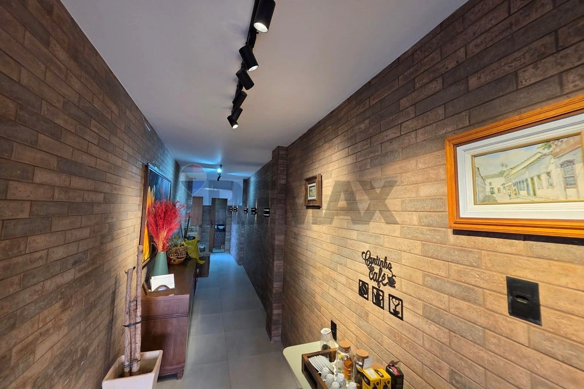 Balcony with a grill in a 3-bedroom house, 139 m² — photo 24