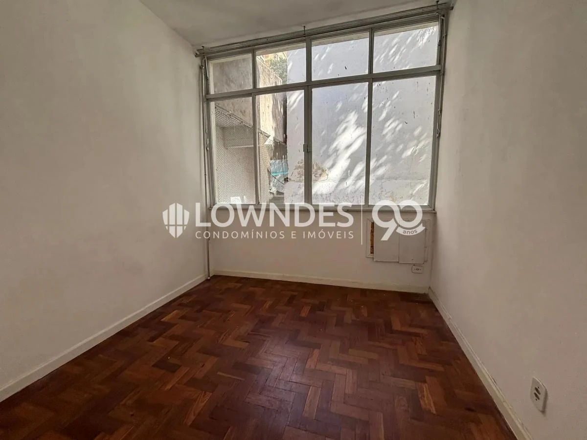 One-bedroom apartment with wood or laminate floors — photo 8