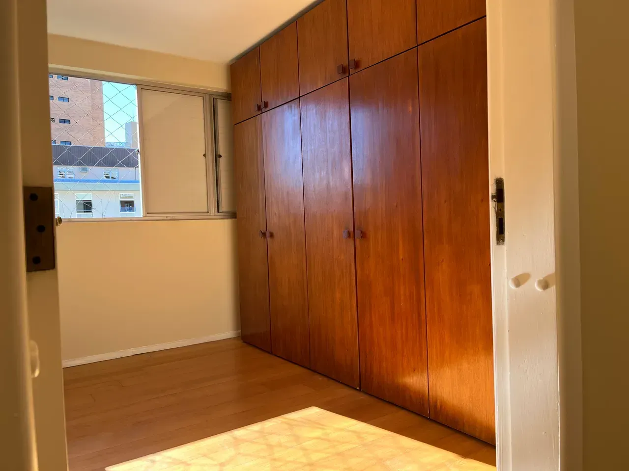 Unfurnished 2-bedroom apartment with parking space — photo 3