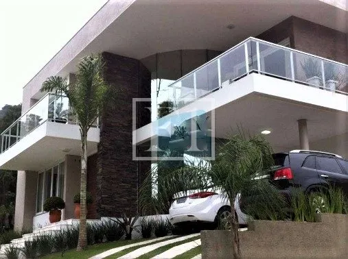 Furnished house, 450 m², with floor-to-ceiling windows