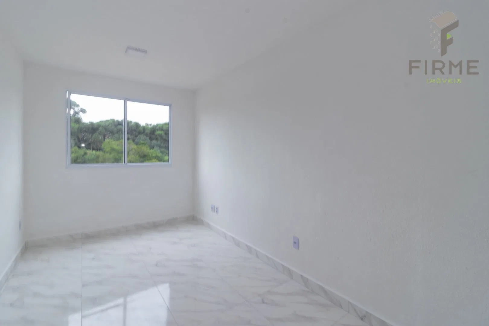 3rd-floor apartment with 2 bedrooms, 1 bathroom and parking