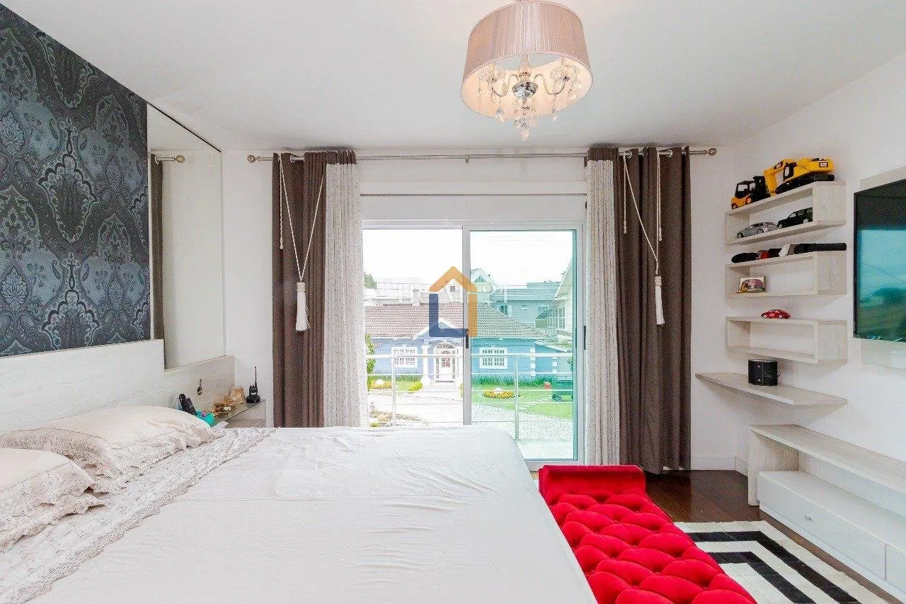 Furnished 470 m² house with 4 bedrooms and private garden