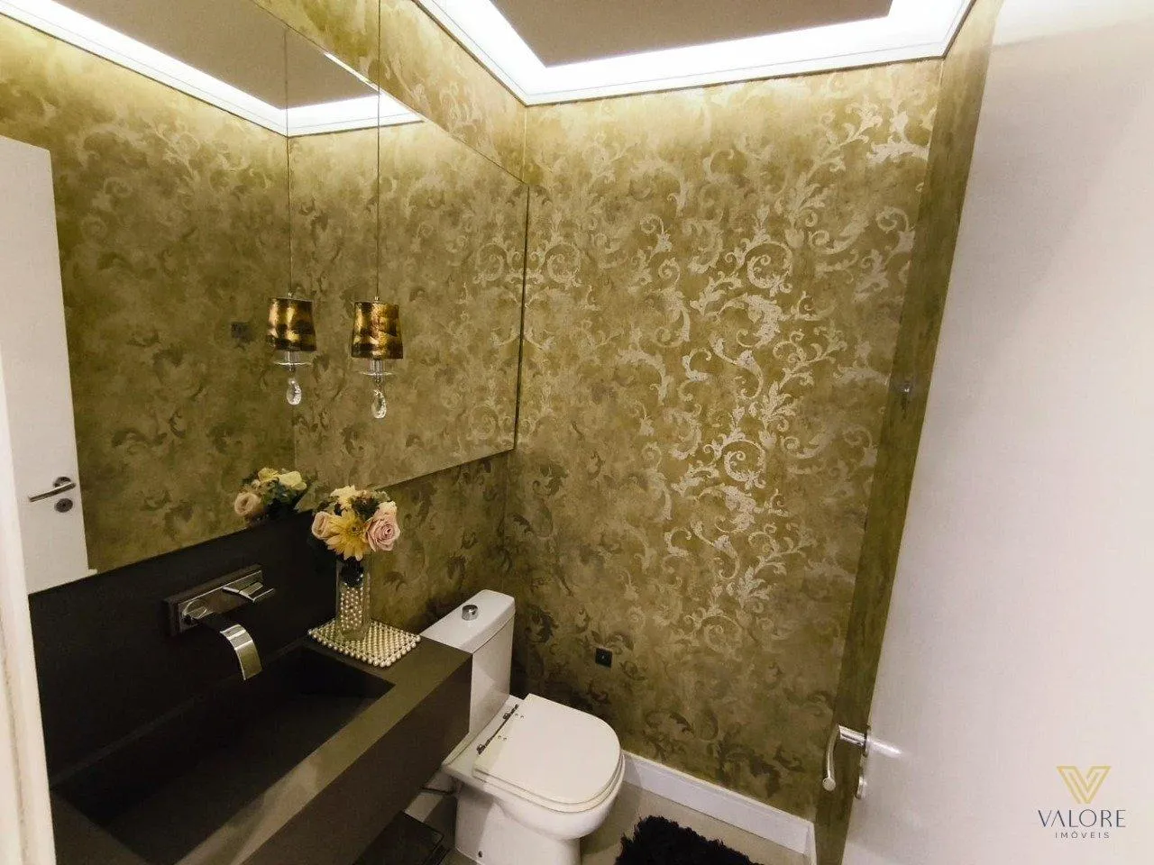 Walk-in closet in a 3-bedroom apartment, 227 m² — photo 32