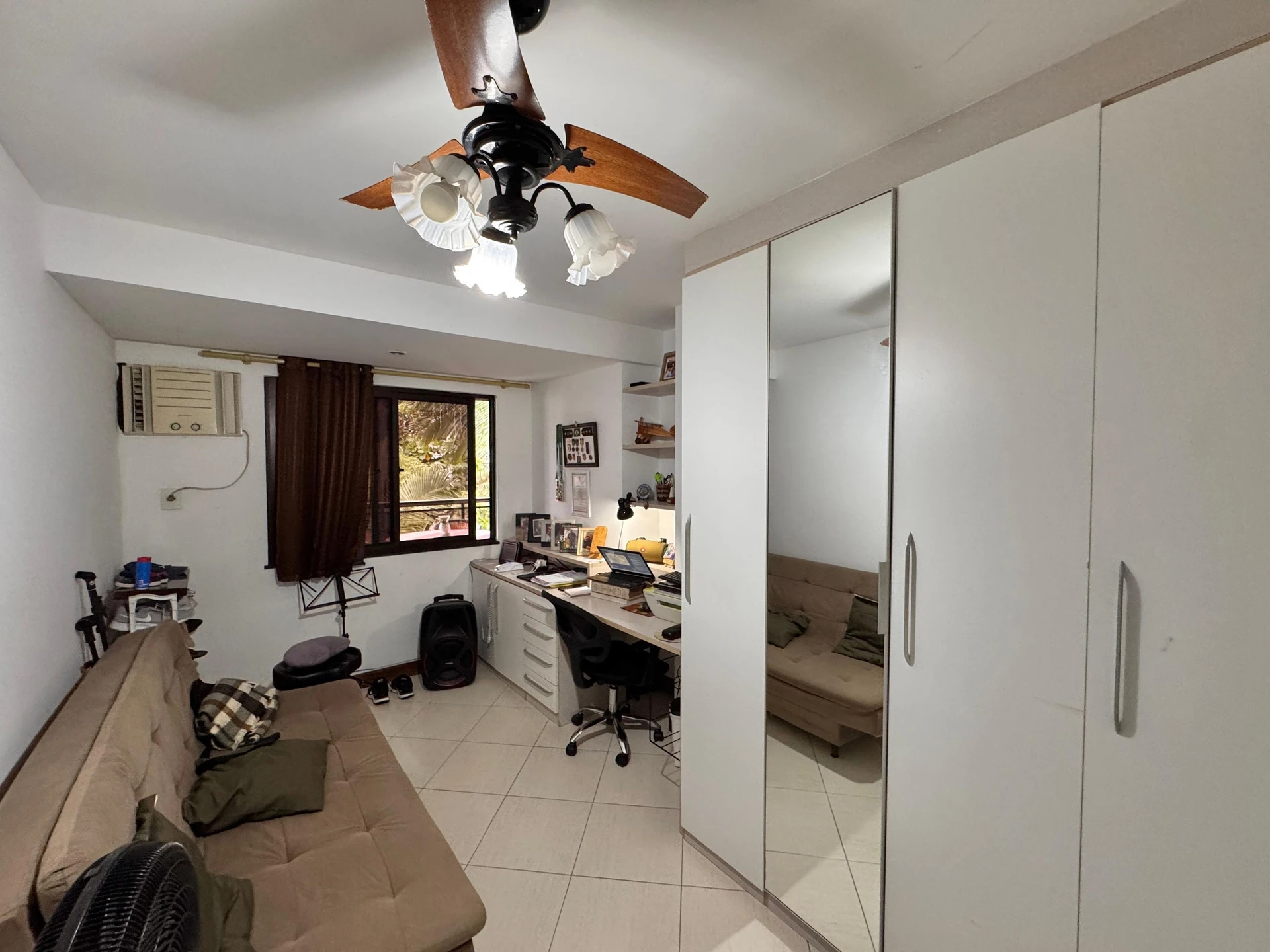 Walk-in closet in a 3-bedroom apartment, 130 m² — photo 12
