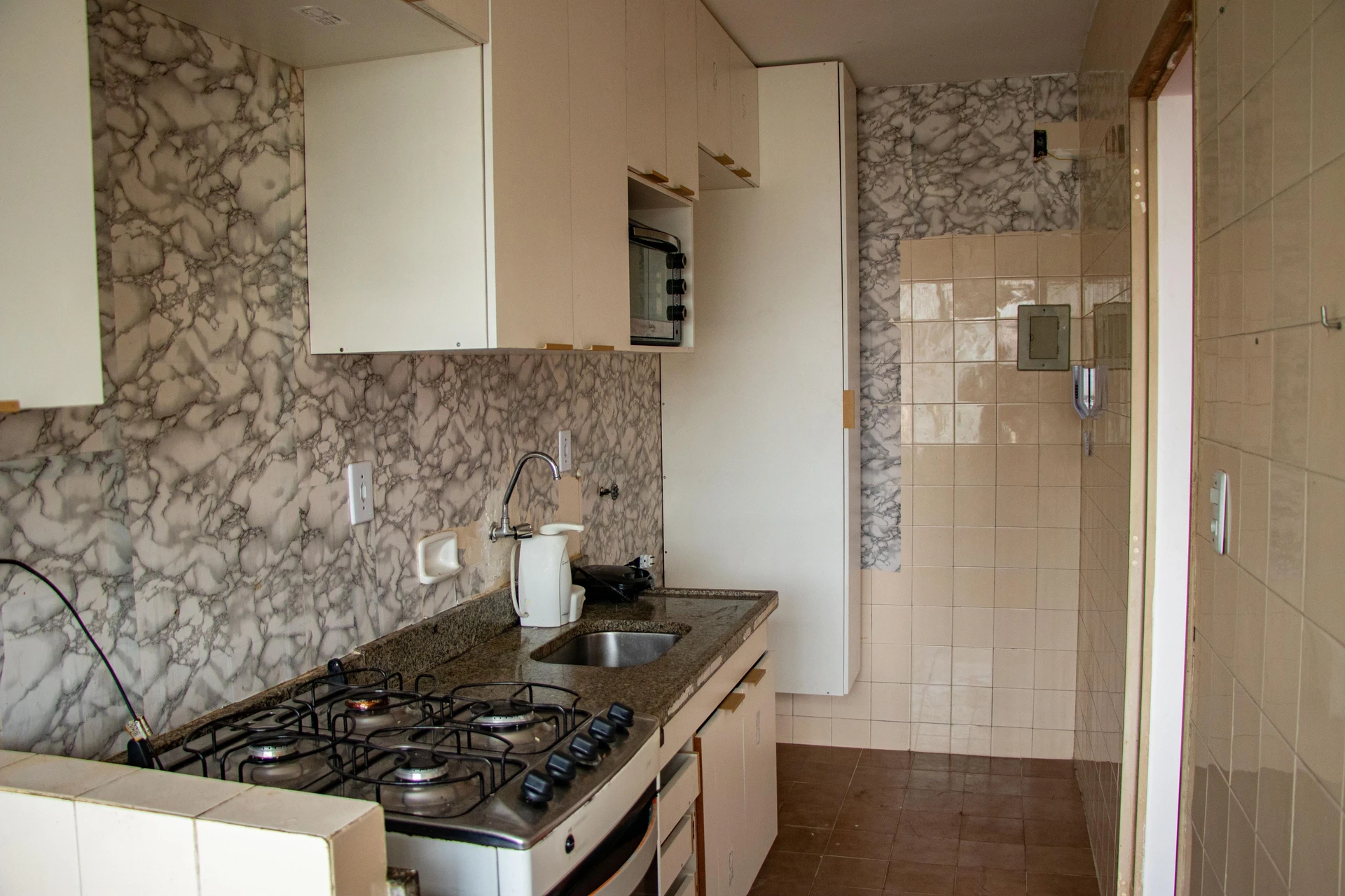 Unfurnished 2-bedroom apartment with 1 bathroom and parking