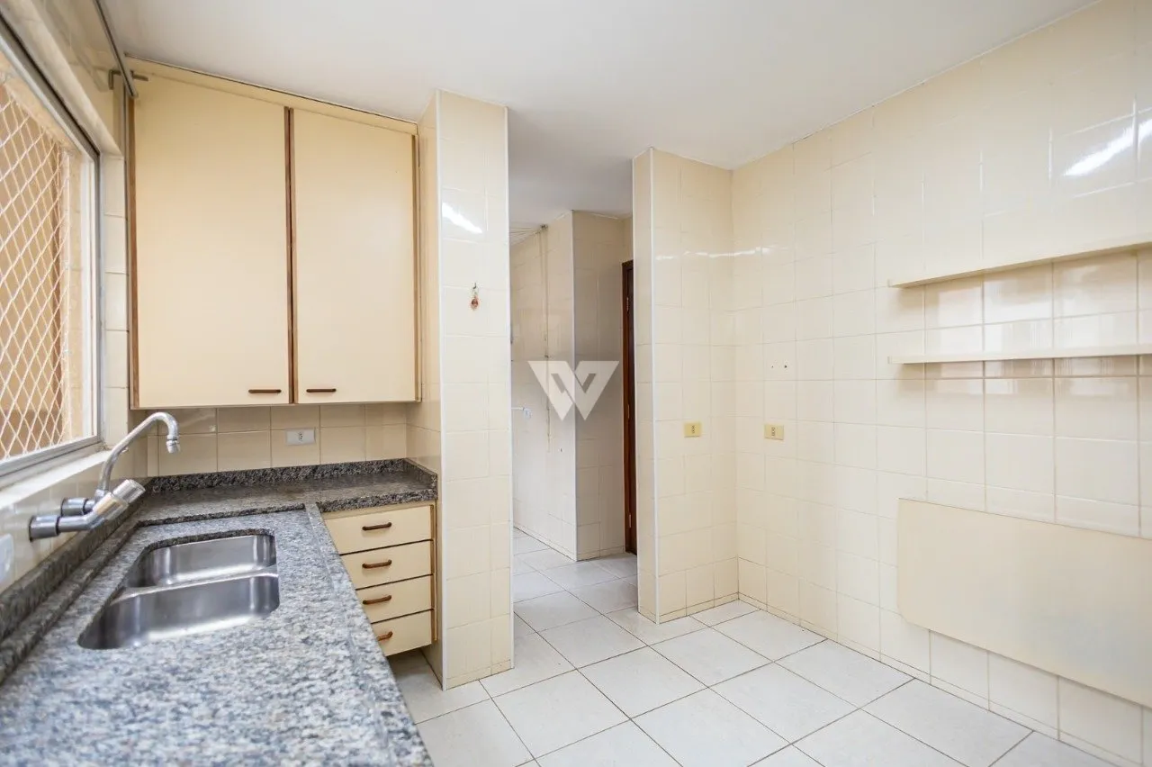 Apartment with wood floors, 4 bedrooms and glass balcony — photo 25