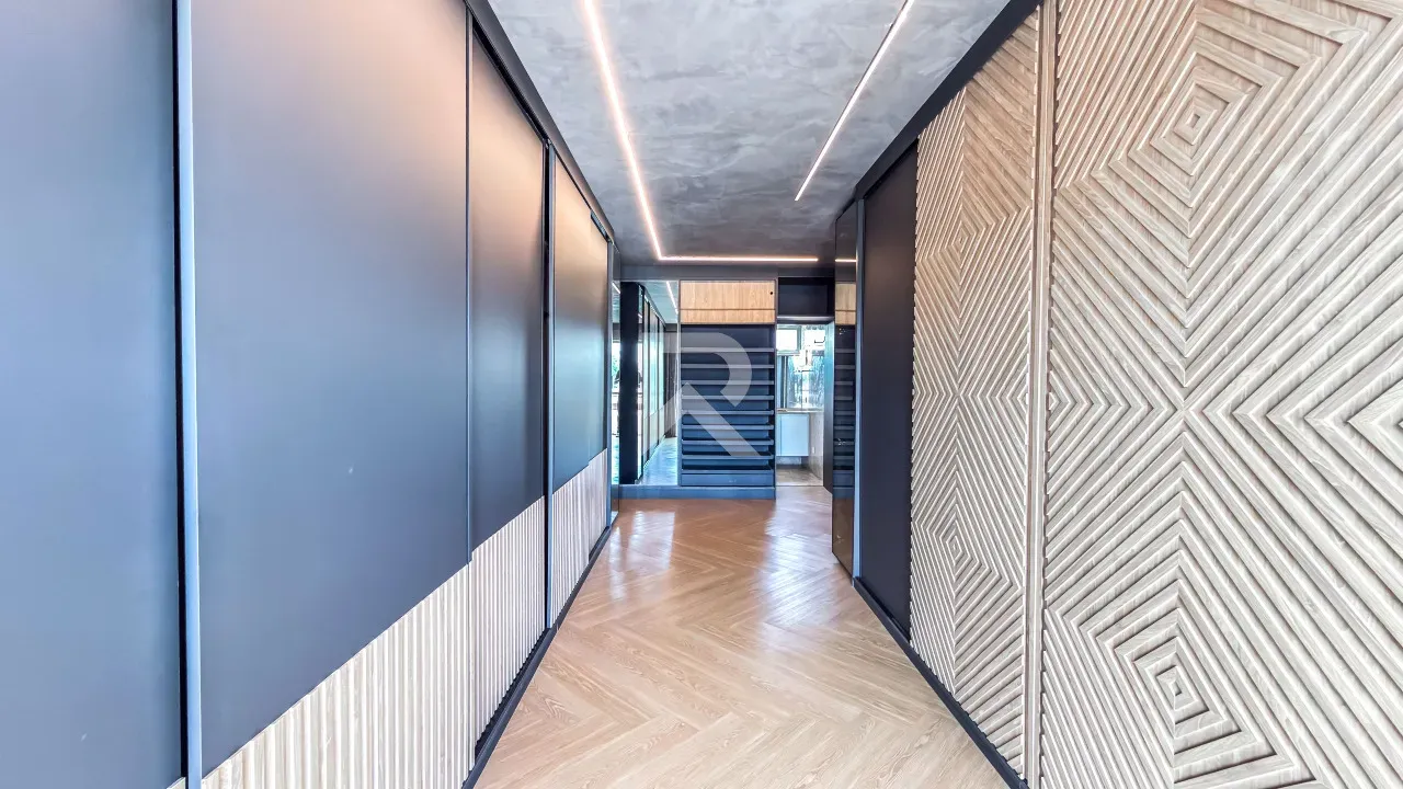 331 m² apartment with 2 parking spaces and 2 en-suites — photo 25