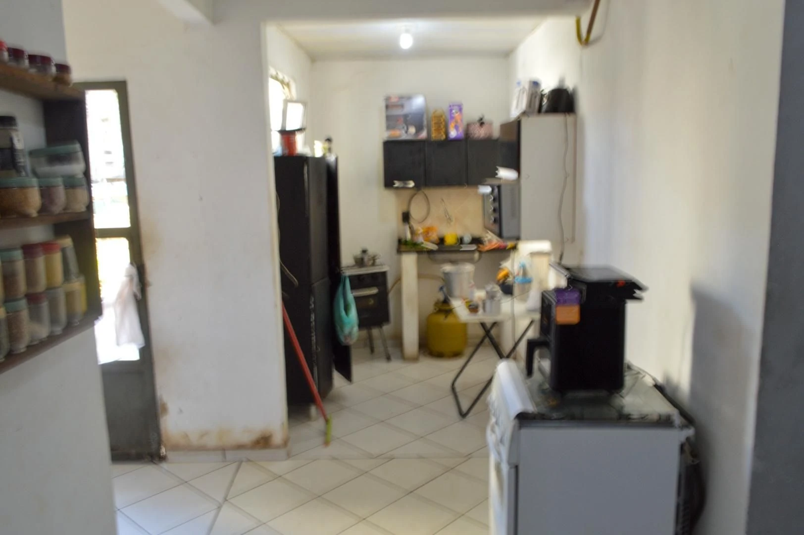 Estudio sin amueblar con cocina cerrada a gas y 1 baño