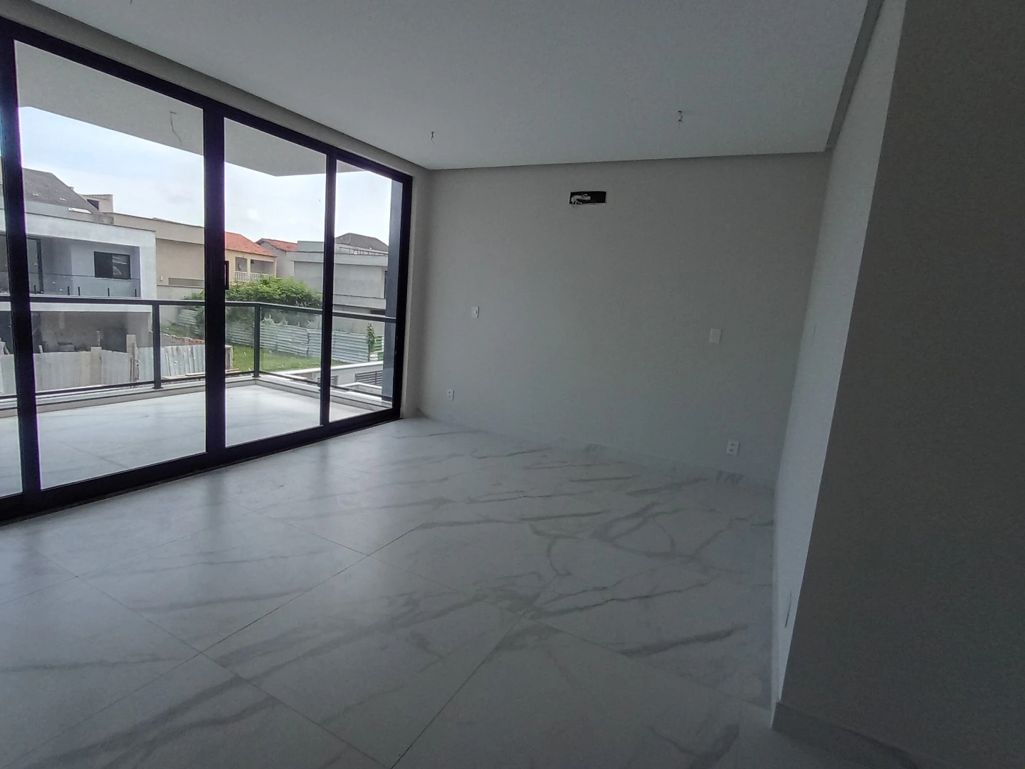 Condo house with open-plan kitchen and 3 en-suites — photo 9