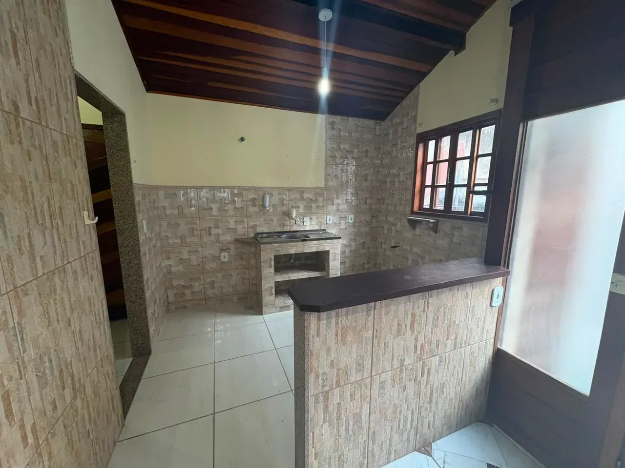 Casa sem mobília com cozinha a gás e 2 quartos