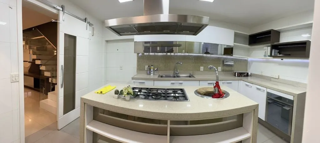 Casa com 3 quartos e 4 banheiros, varanda com churrasqueira — photo 2