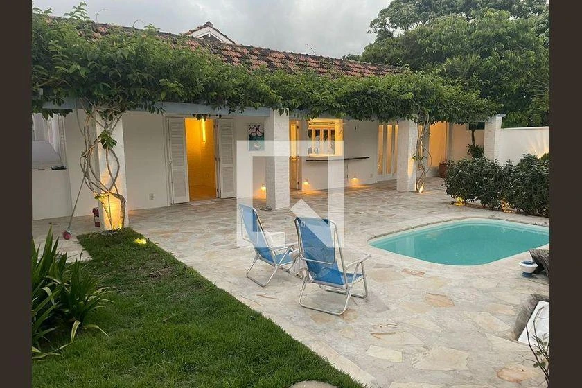 Balcony with a grill in a 3-bedroom house, 220 m² — photo 46