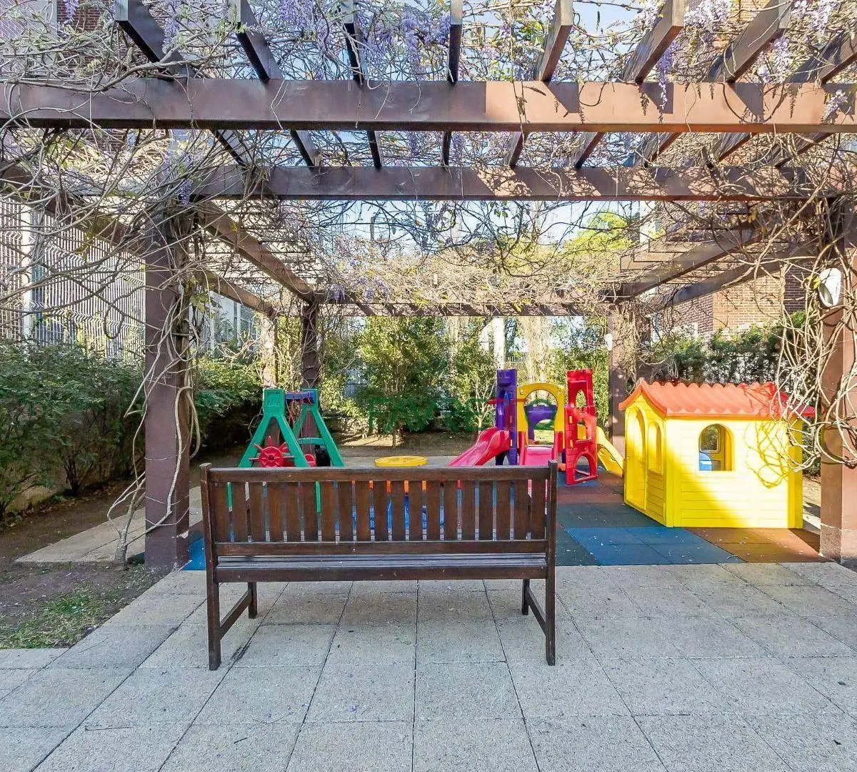 One-bedroom apartment in a building with a pool — photo 33