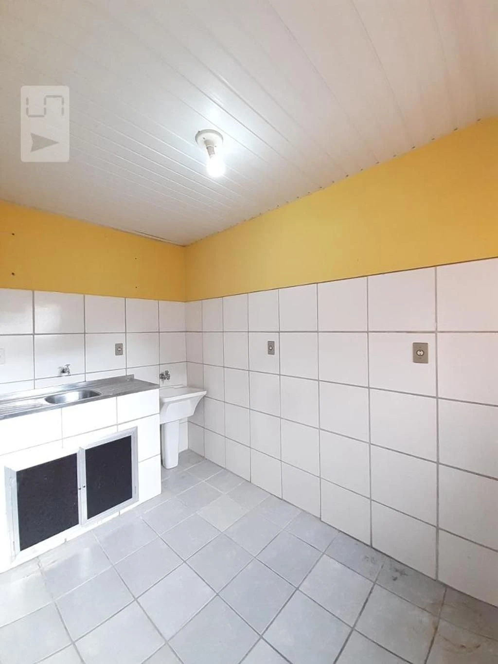 Apartamento sem mobília com cozinha fechada e armários