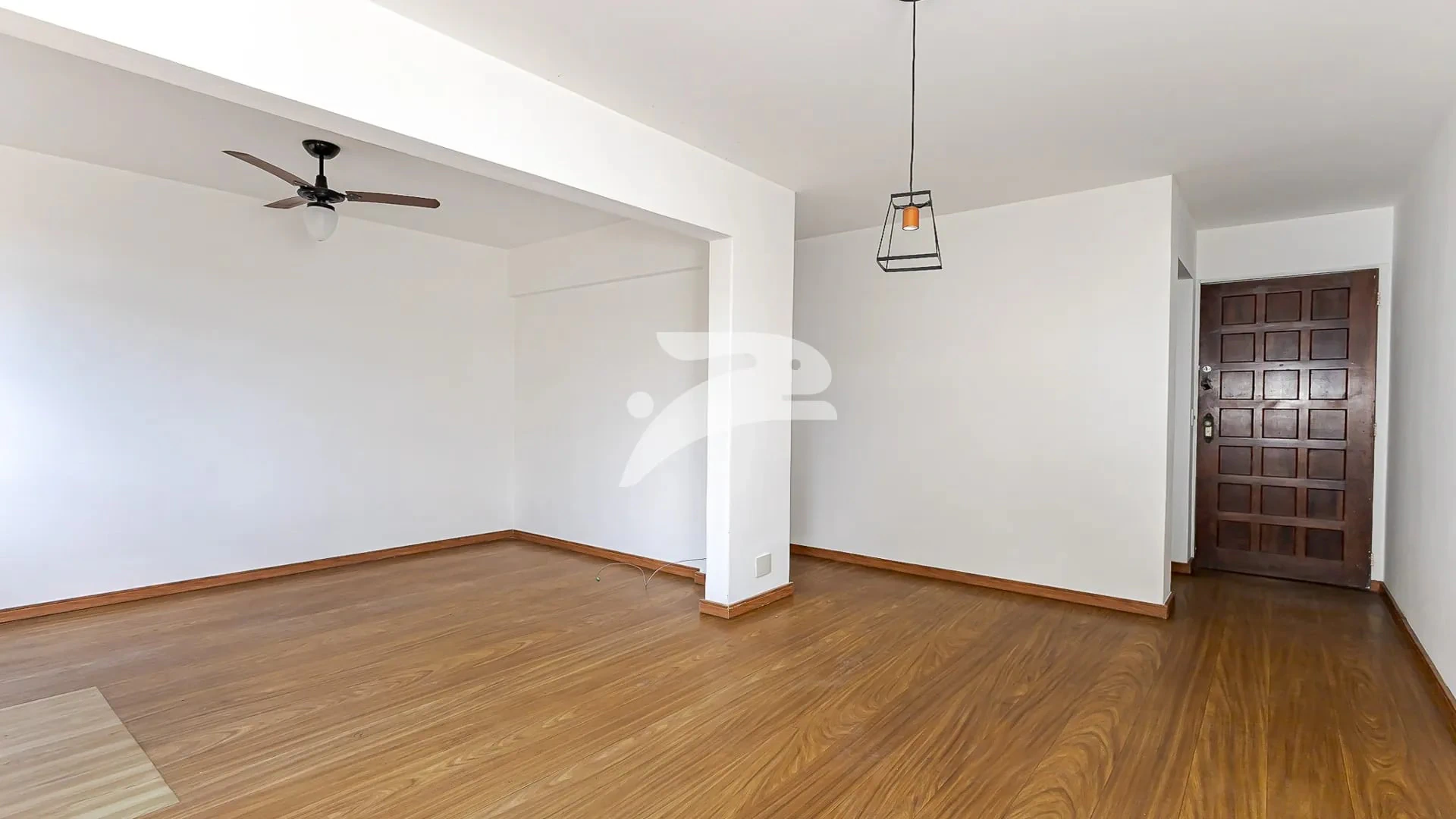Квартира с 2 спальнями и отдельной кухней 77 м²
