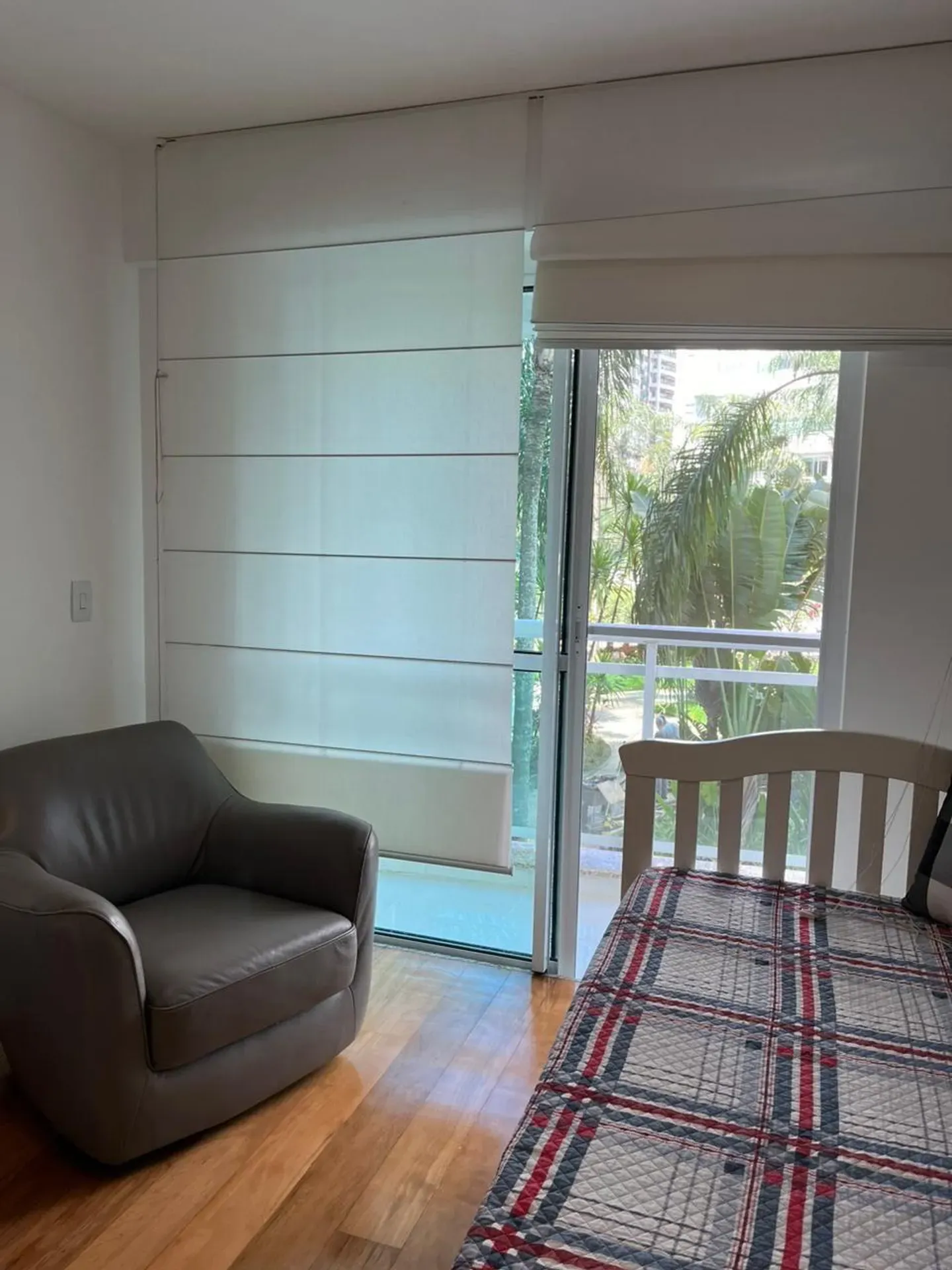 Furnished apartment with balcony, 4 bedrooms and 5 baths — photo 28