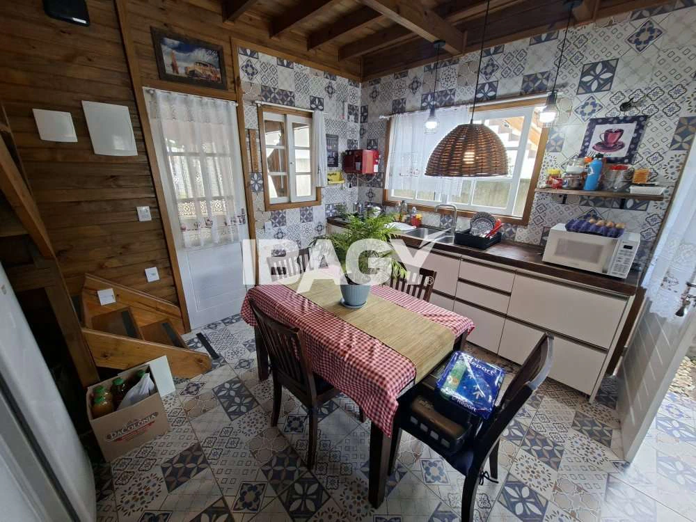 House with 2 bedrooms and an open-plan kitchen — photo 2