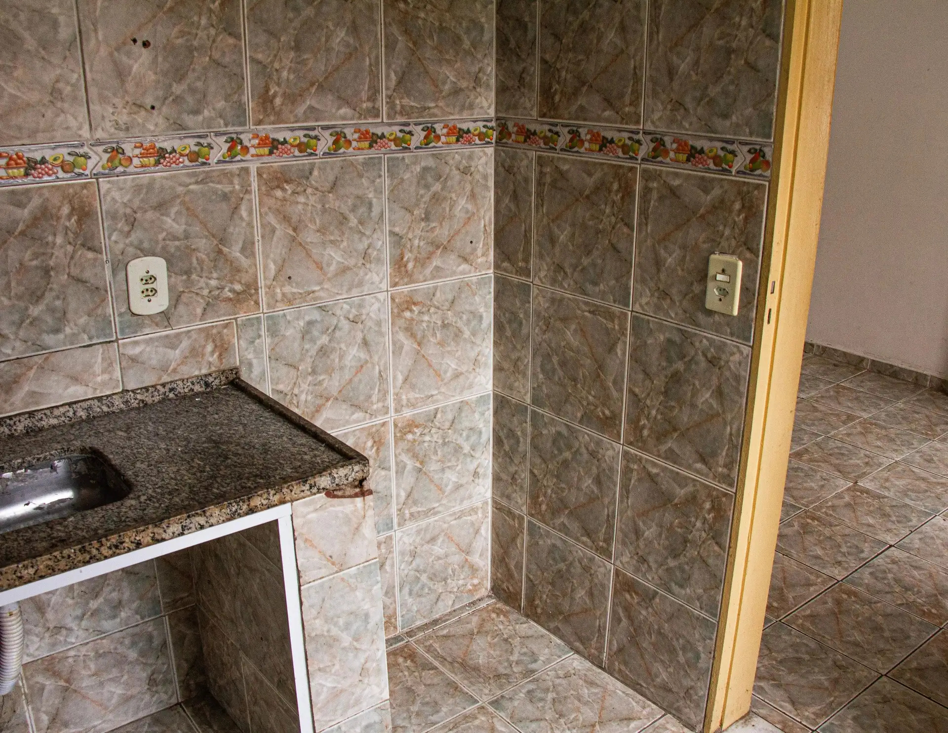 Apartamento sem mobília com 2 quartos e 1 banheiro